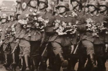 sechs alte Fotos - Parade - Soldaten maschieren durch Chemnitz ??? - Bildberichterstatter